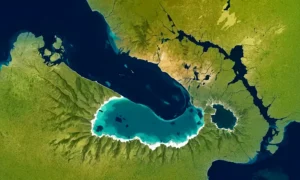 Satellitbillede viser Sengelus Island vokser ind i en massiv ny jordmasse.